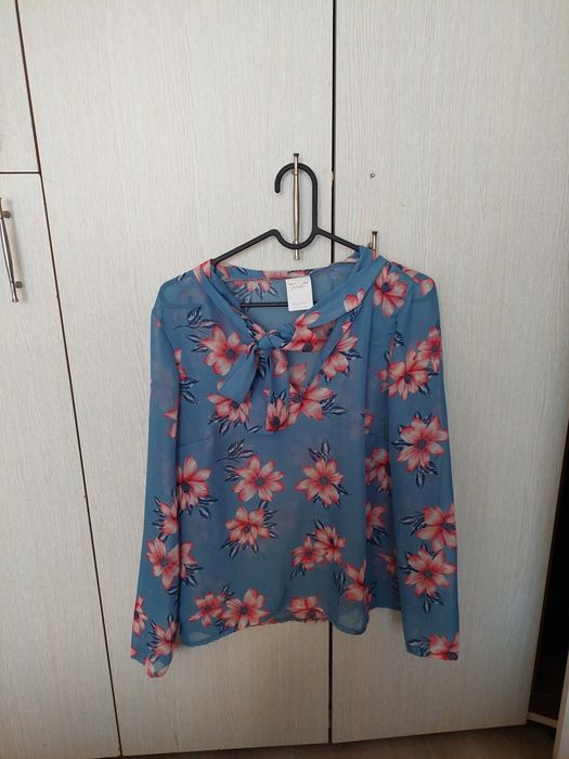 Bluză florală albastru pastel Joviale, cu fundă, mărimea S–M, nouă