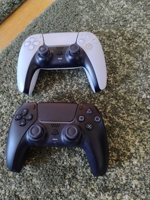 PS 5 cu 2 controlere