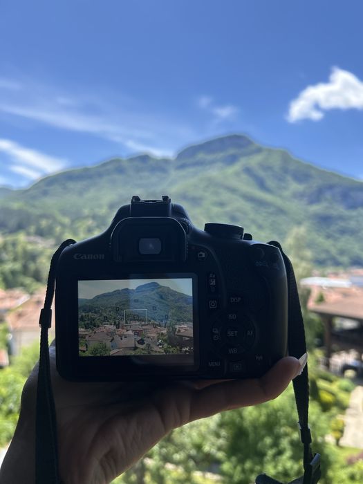 Фотоапарат Canon 2000D