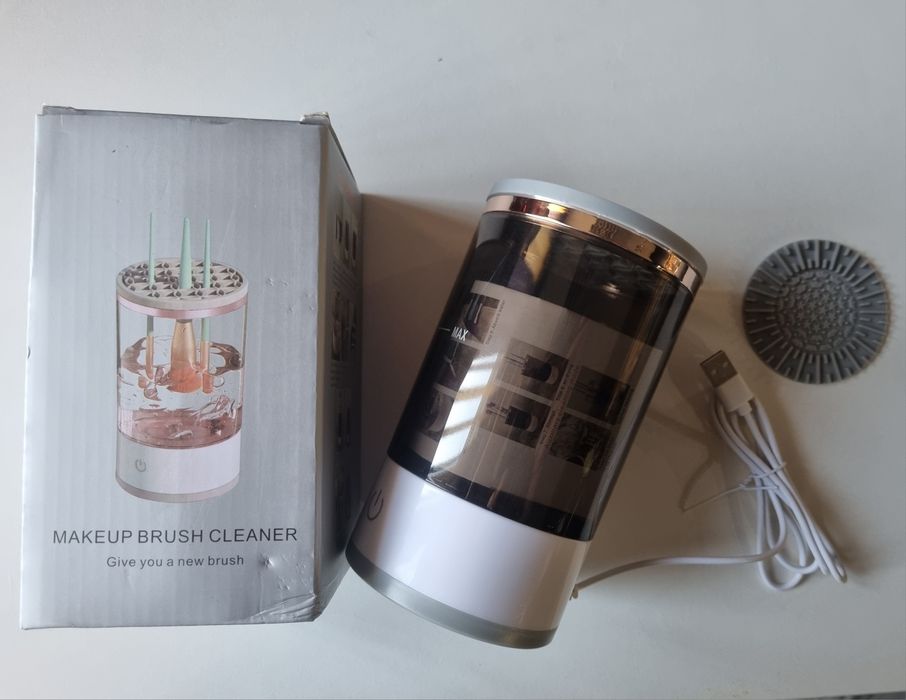 Уред за почистване на четки