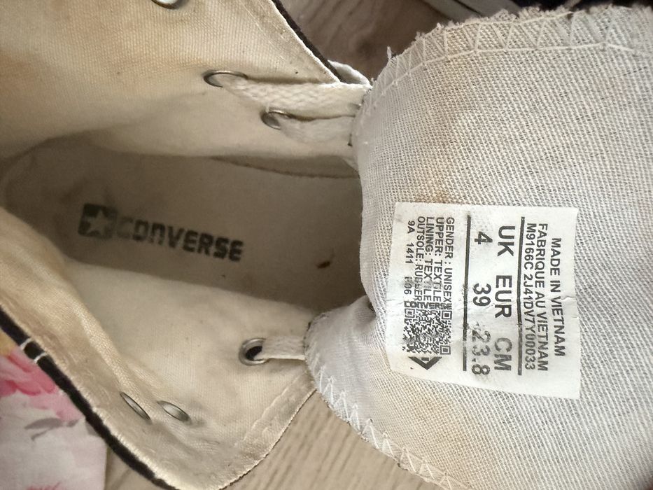 Черни кецове Converse.