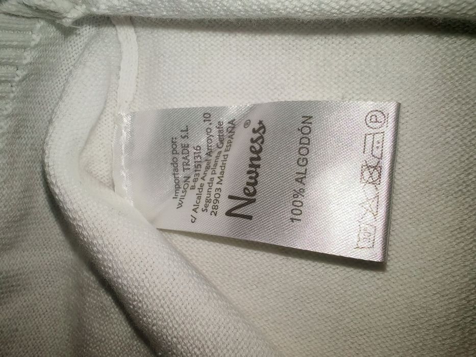 Cardigan varsta  7 ani,122 cm purtat de doua-trei ori de culoare alba