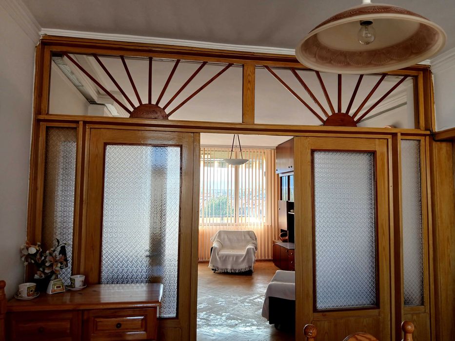 Продавам 4-стаен монолитен апартамент до Камела