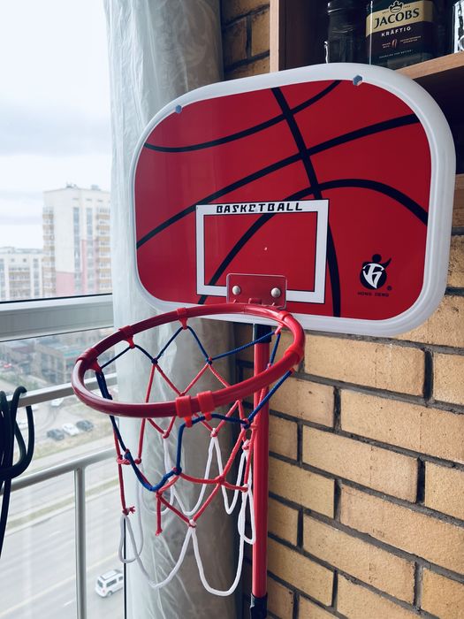 Боксерская груша и баскетбольное кольцо