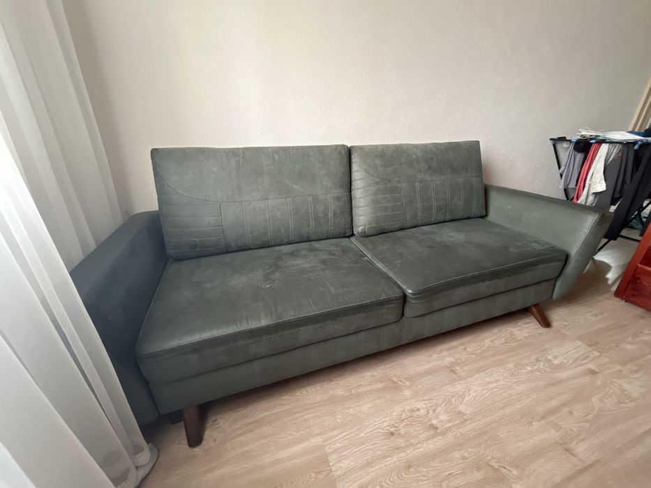 Диван жасыл түсті жастыктарымен