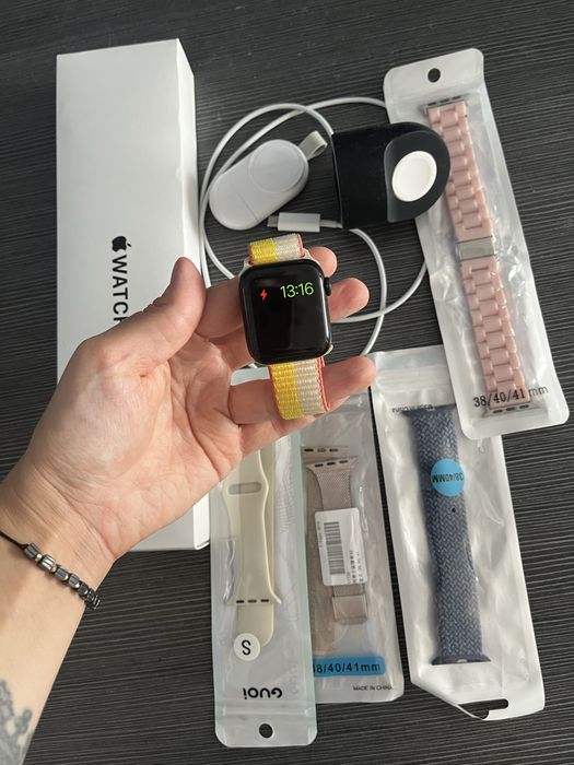 Apple Watch SE 40mm – отлично състояние + 6 каишки + кутия