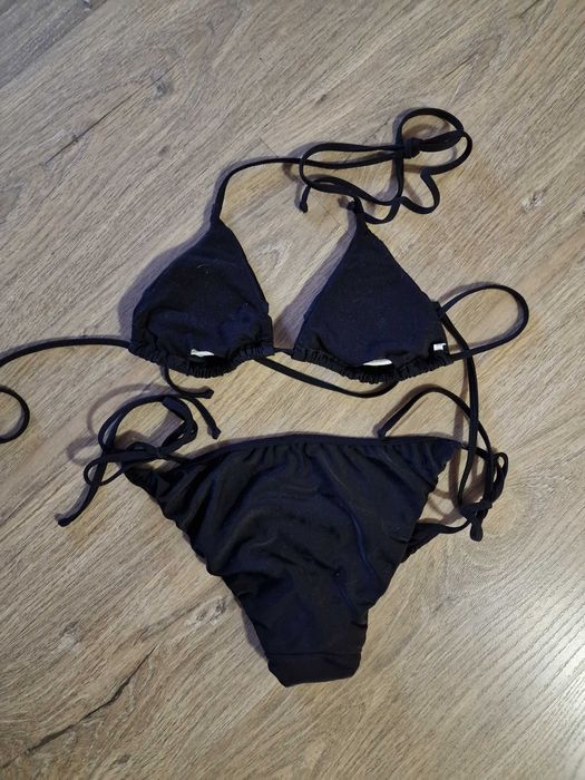 НОВ черен бански от 2 части, златисти орнаменти размер L, става и за М