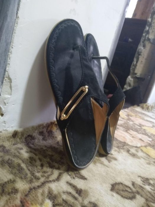 Продаются босоножки замшевые женские черного цвета