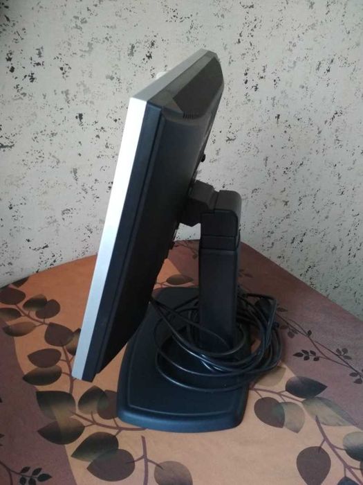 Рабочий монитор samsung 920vn на подставке.