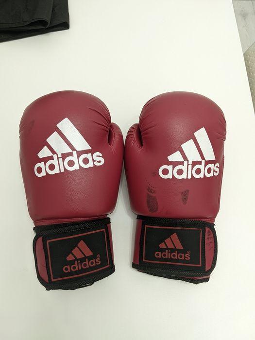 Боксерские перчатки.