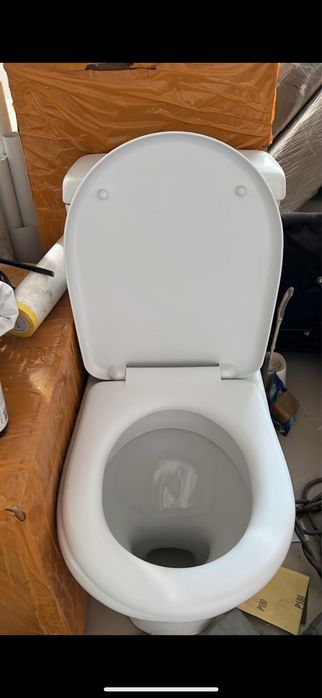 Унитаз , белый , полностью целый