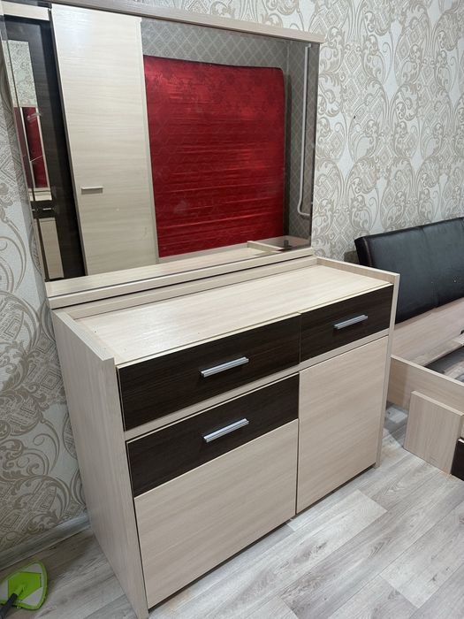 Комод с зеркалой