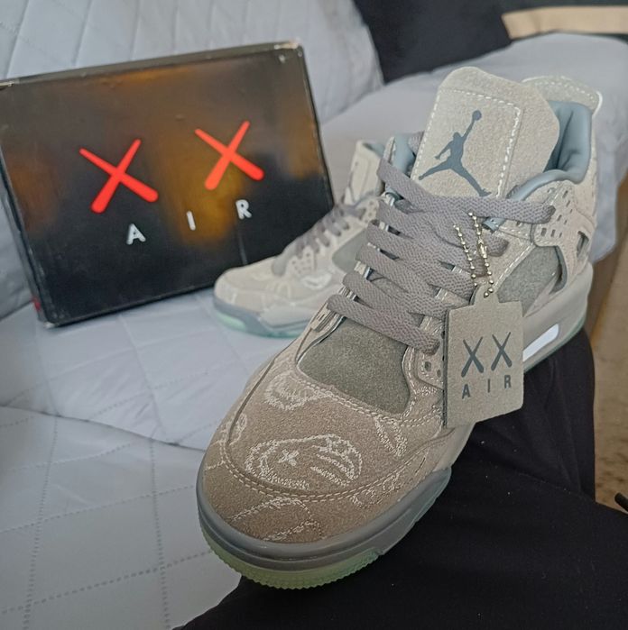 Air Jordan 4 x Kaws