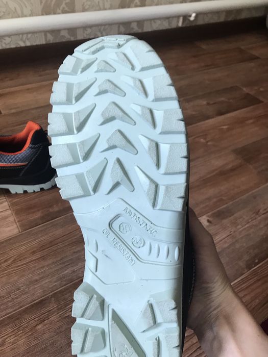 Продается спец обувь