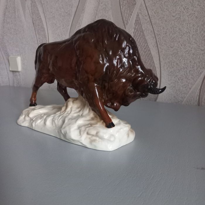 Статуэтка зубр фарфор