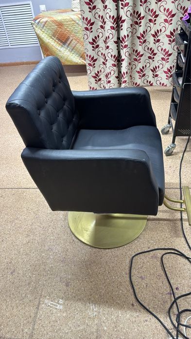 Продам кресло парикмахера