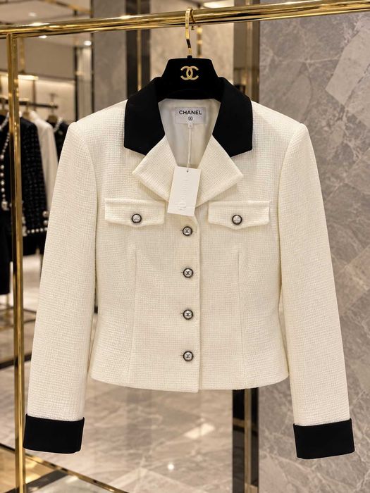 уникално chanel сако ивори цвят с черна яка и перлени копчета шанел ново с етикет