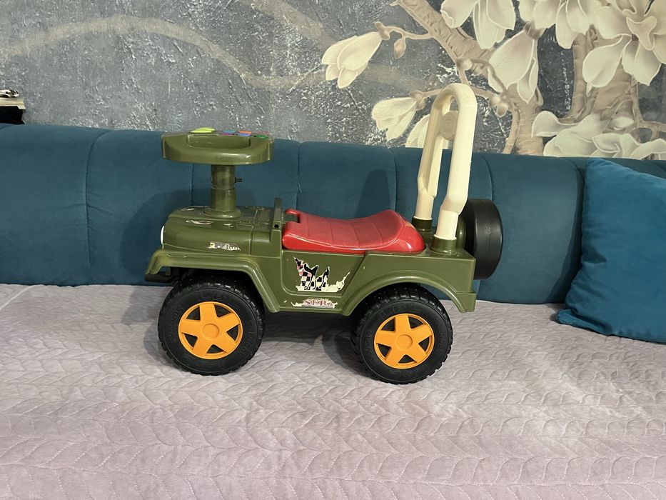 Продам машинка толокар
