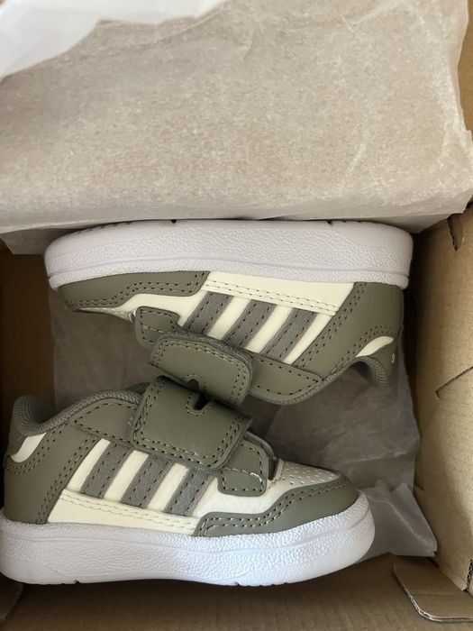 Vând Adidasi Adidas