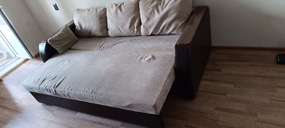 Диван раскладной с тремя подушками