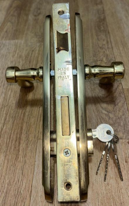 Зеркало, замок, ножки