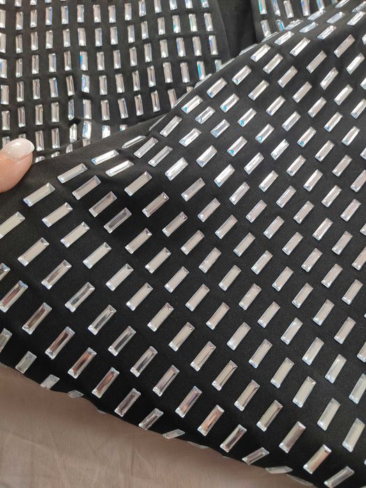 Черна рокля с камъни