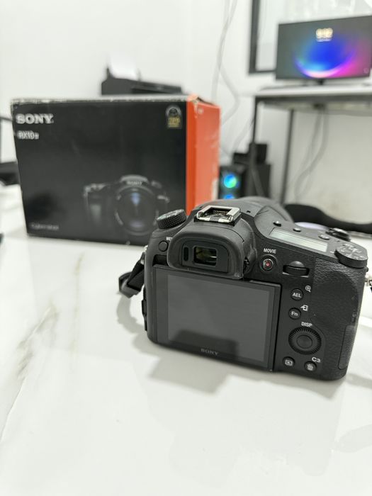 Фотокамера Sony RX10 iv 25-кратным зум объективом