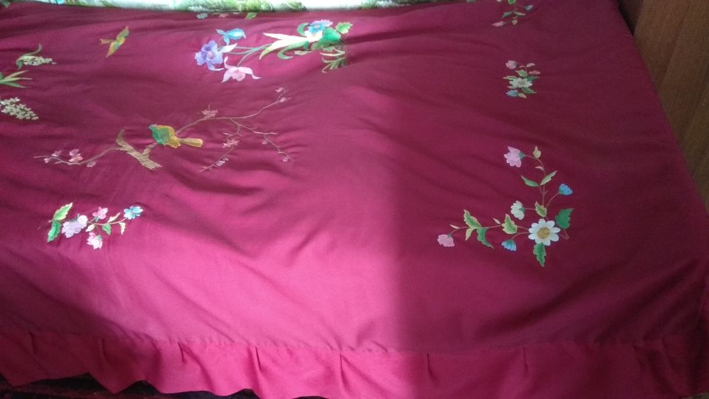 Покрывало на кровать, очень красивое. Качественное. Одеяло теплое.