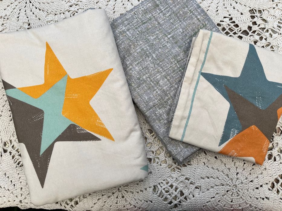 Халат махровый 6/7л , полотенца набор .