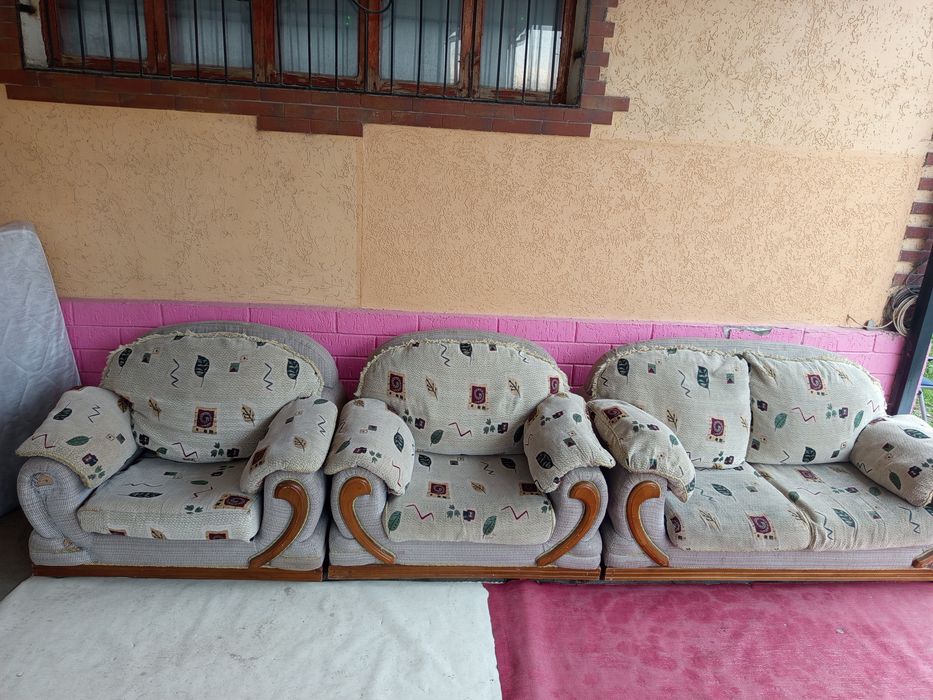 Продам / диван и два кресла / .