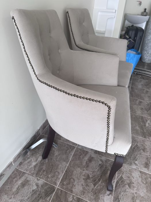 Трапезен стол с подлакъцни