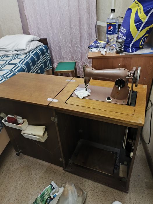 Швейная машинка с тумбой