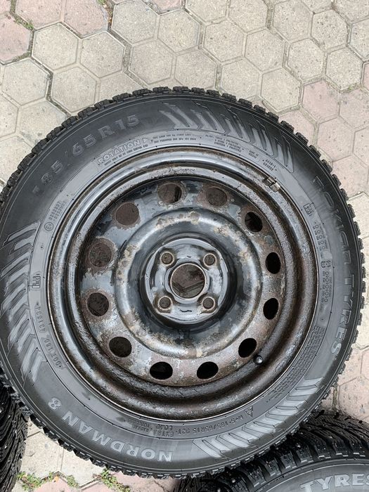 Продам шины с дисками и колпаками оригинал