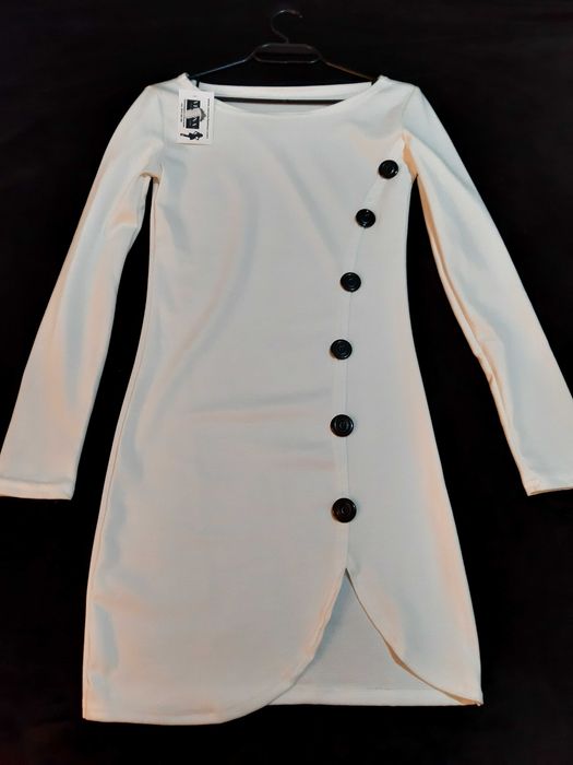 Рокля с декоративни копчета