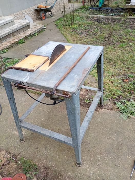 Circular cu masa 220v