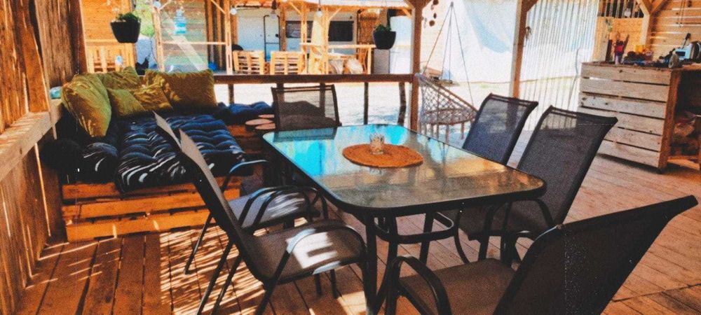 Стационарна каравана с голяма веранда на Градина