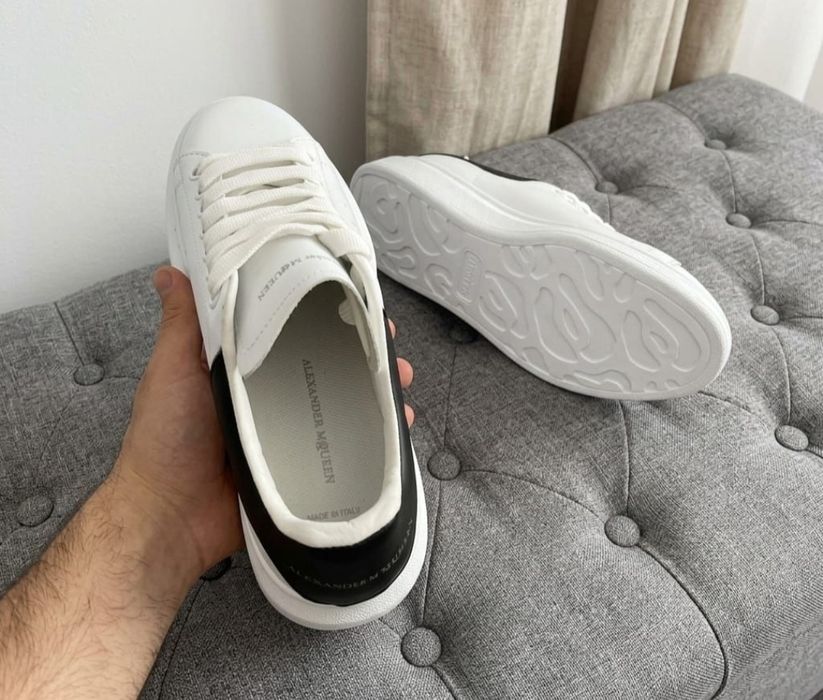 Alexander McQueen - sneakers albi cu negru,

mărimea 42