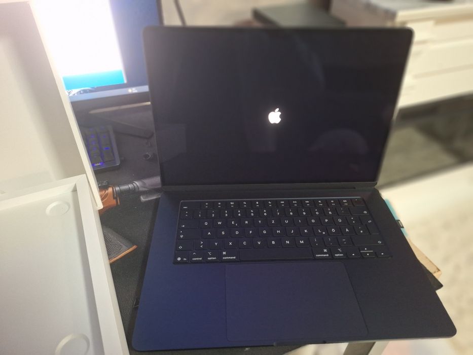 MacBook Air 15  inchi procesor M4  16GB ram SSD 512GB FULL BOX