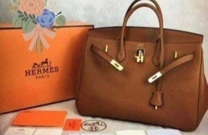 Geanta damă, super model, dimensiune 41cm lungime, saculet, etichetă