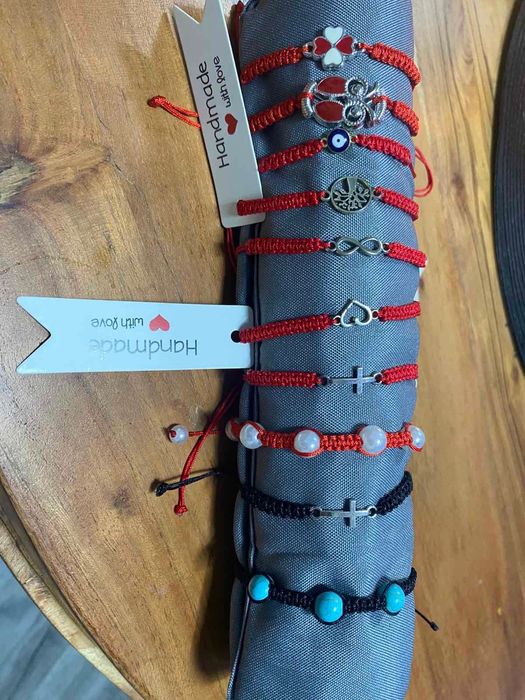 Гривни с червен и черен конец