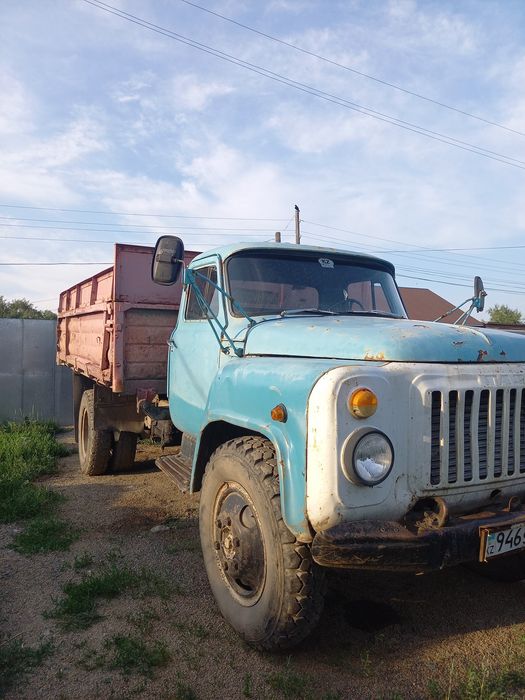 Газ 53 на полном ходу