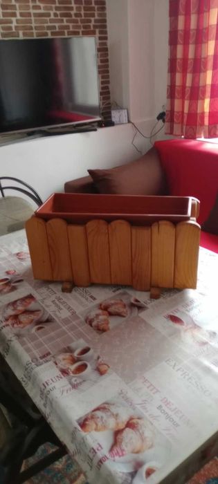 Продавам дървени сандъчета за цветя