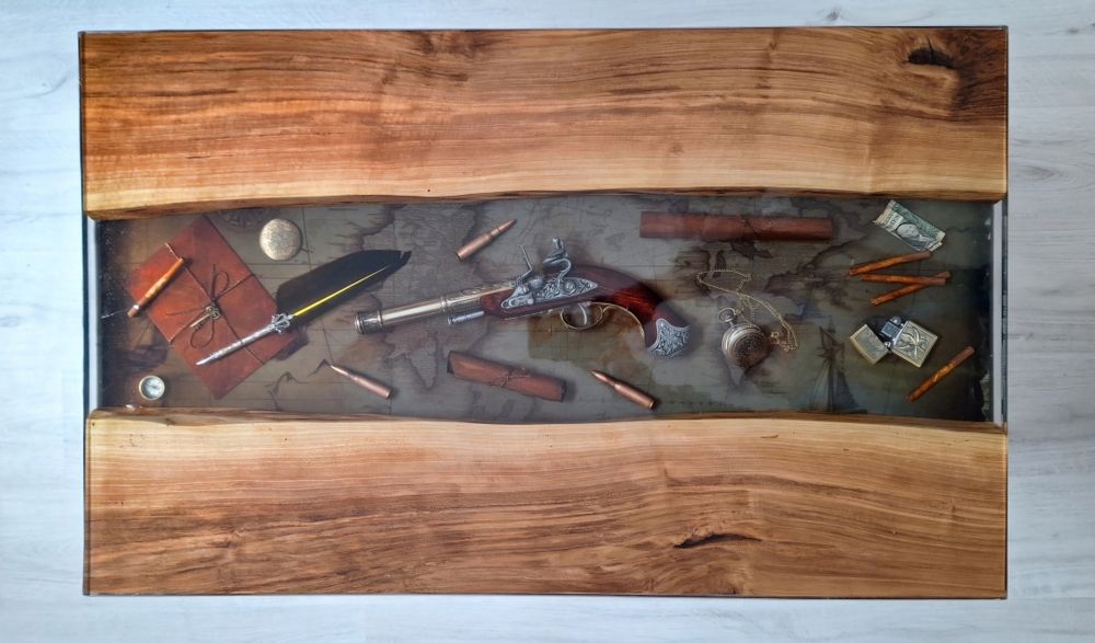 Măsuță din lemn de nuc si rasina epoxidica