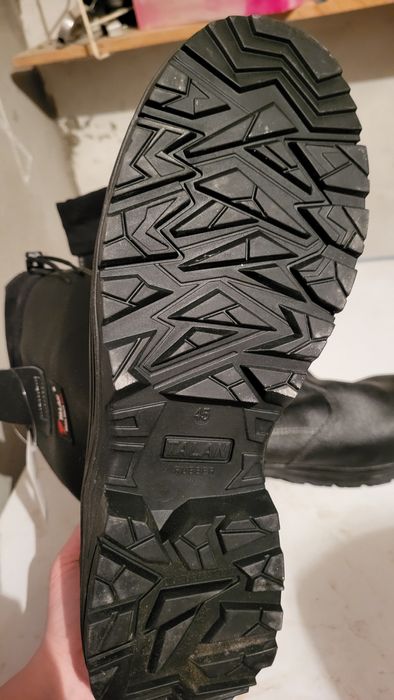 Басы темір етік сатылады