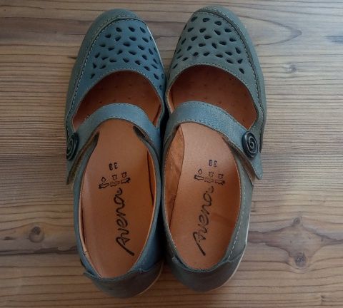 Продам босоножки