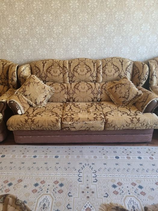 Продам диван с креслами