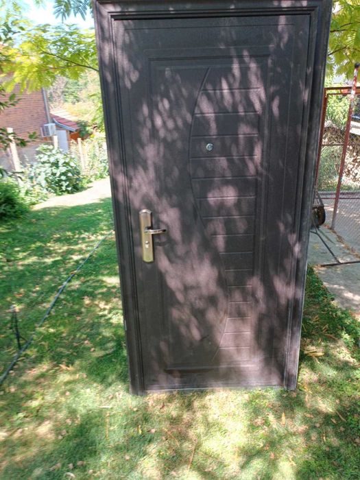 Метална входна врата