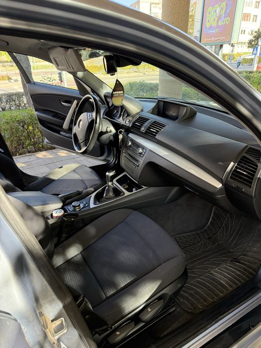 Vand/ Schimb cu Vivaro- Bmw seria 1  - 2011