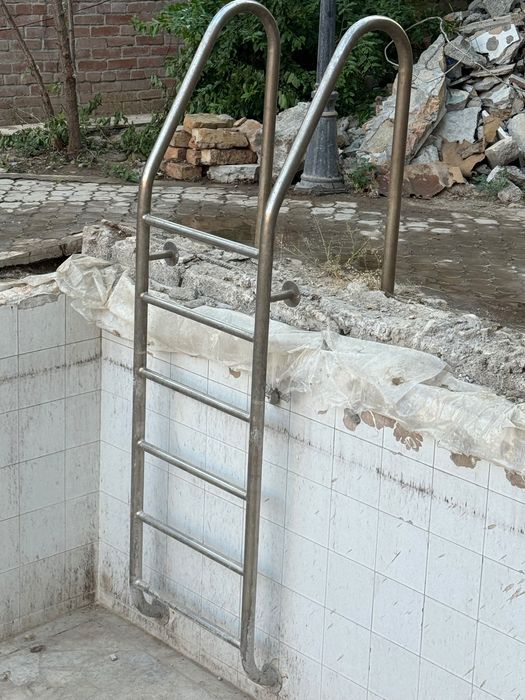 Хромированная лестница для бассейна