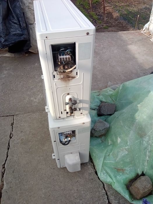 Aer condiționat, unitate externa Ferroli și Artel.